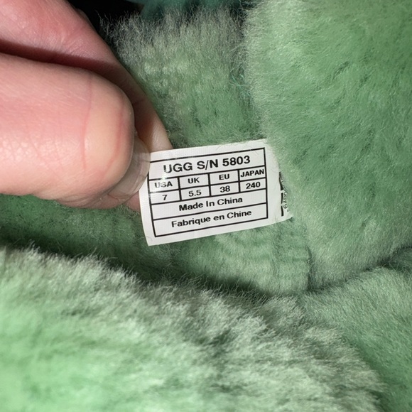 UGG women’s Bailey button boot in aqua shearling Size 7 brand new condition - Picture 8 of 8